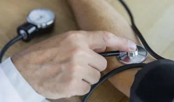 Médico redigindo parecer cardiológico em Caruaru, PE