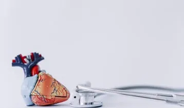 Médico explicando o que é o parecer cardiológico