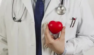 Médico anotando os benefícios do parecer cardiológico para o paciente