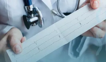 Médico segurando a tira impressa de um eletrocardiograma