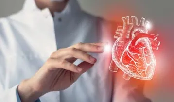 Médico redigindo um parecer cardiológico no consultório