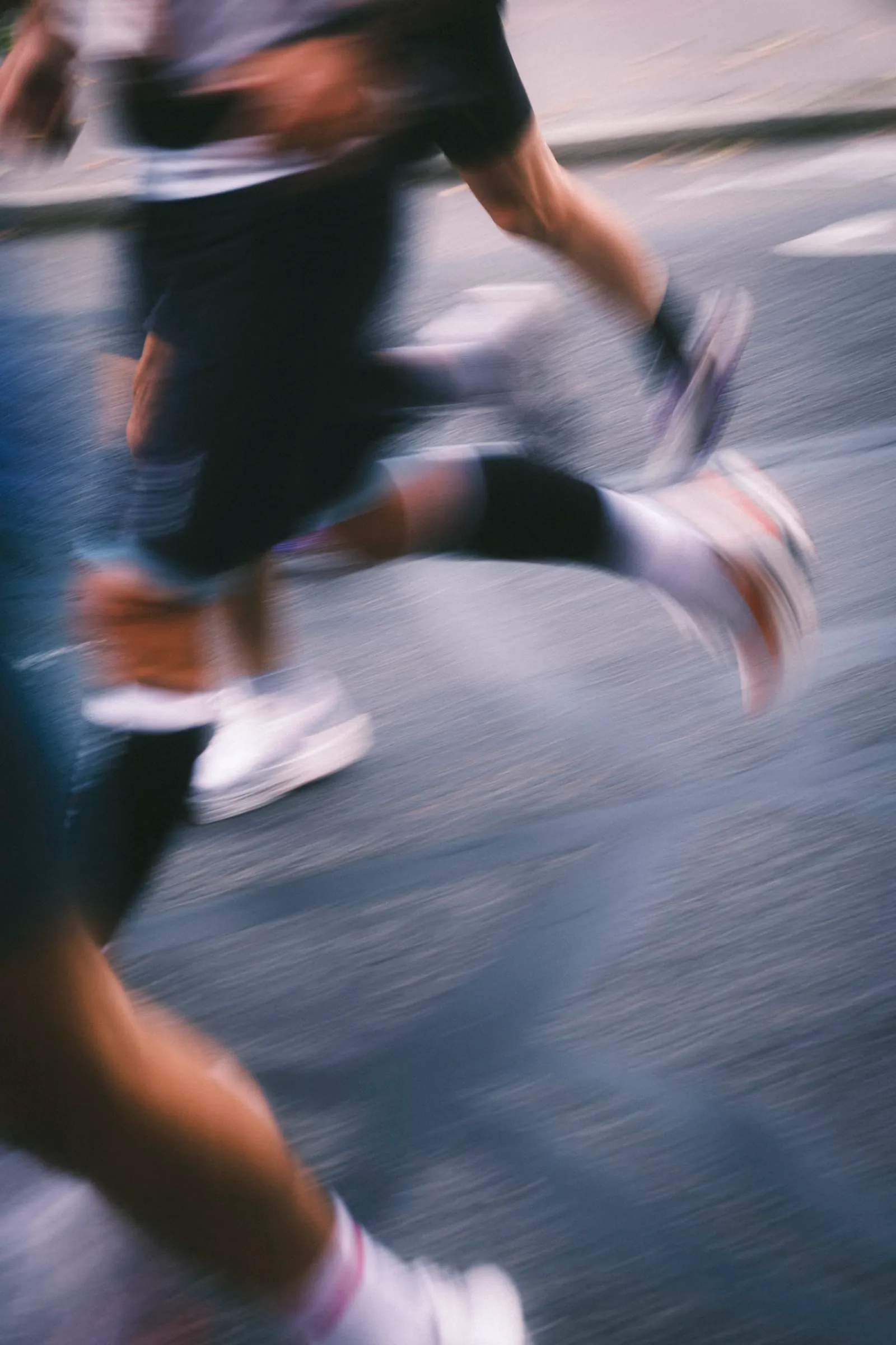 Corredores em movimento durante uma corrida