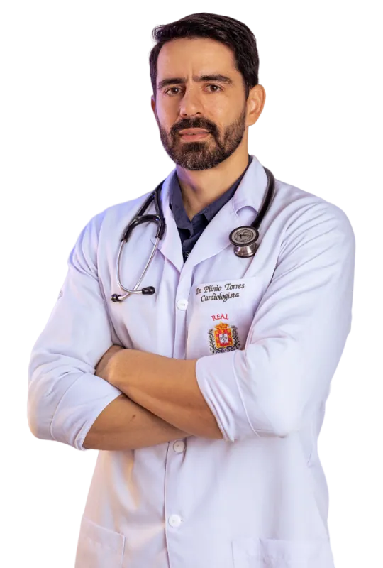 Dr. Plínio Torres, cardiologista em Caruaru, de jaleco e braços cruzados