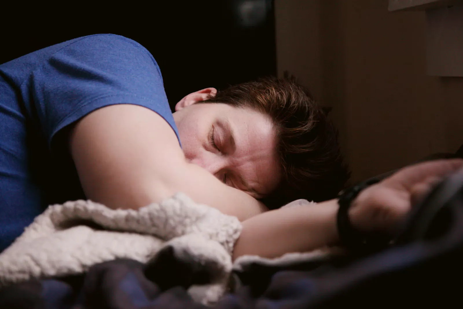 Homem dormindo tranquilamente