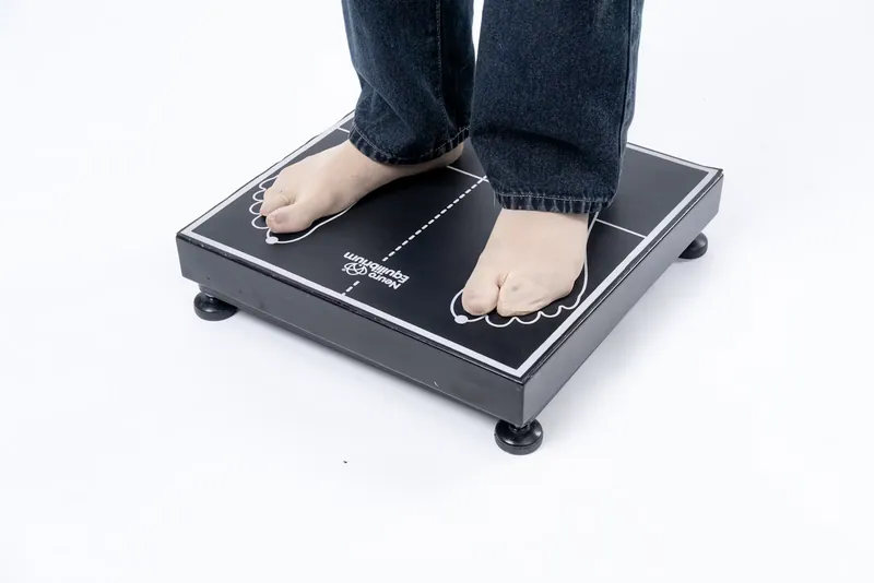Pés em cima de balança clínica preta