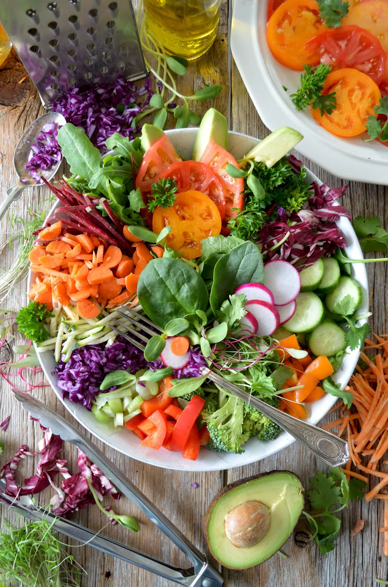 Salada de vegetais frescos vista de perto, exemplo de alimentação que ajuda a equilibrar o colesterol