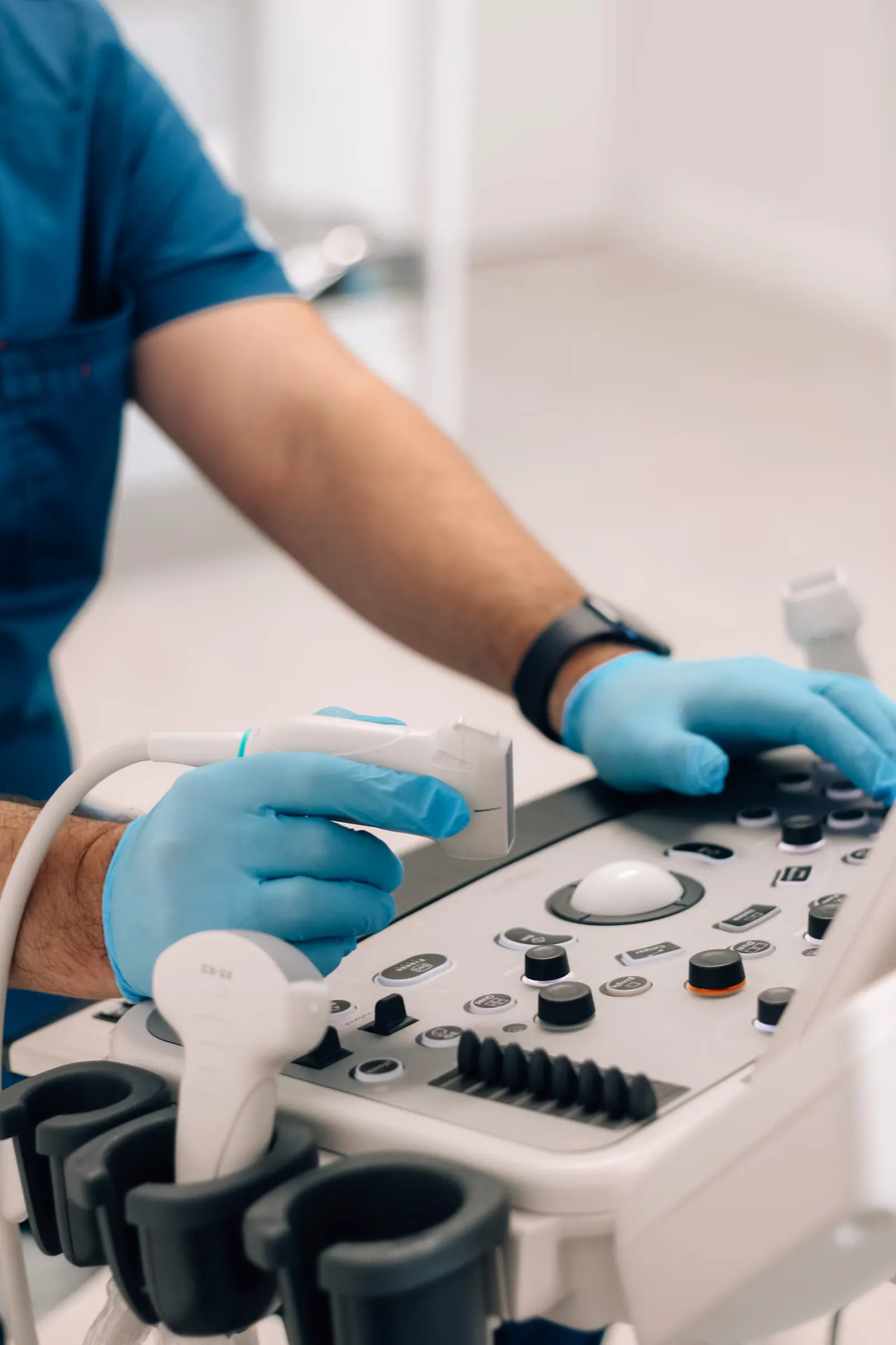 Técnico ajustando o aparelho de ultrassom para o ecocardiograma de estresse