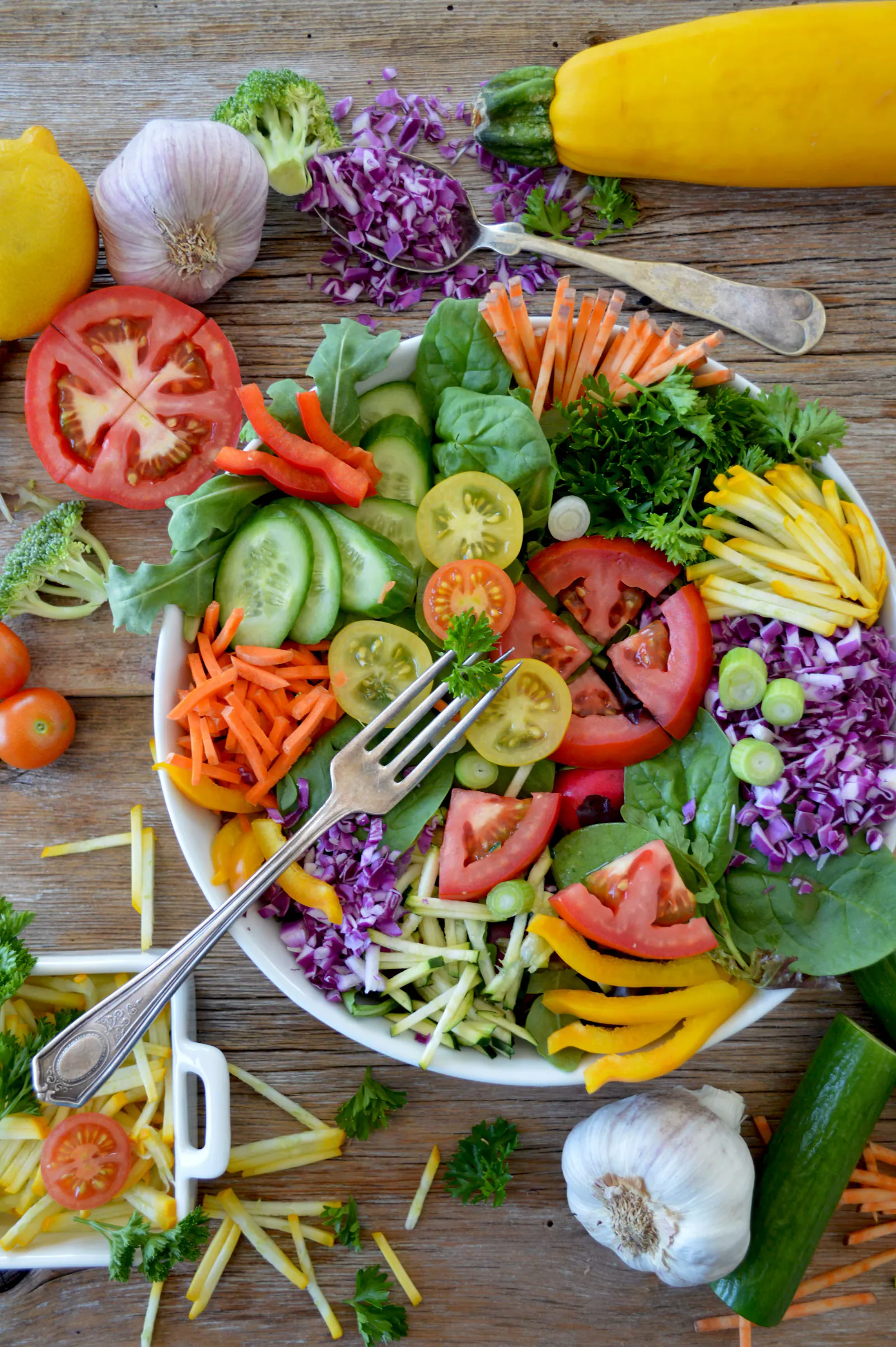 Vegetais fatiados em prato de cerâmica branco, alimentação saudável recomendada para jovens
